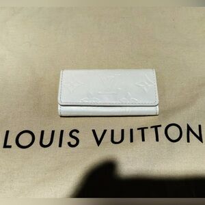 Louis Vuitton Pearl Patent Vernis Monogram four-key holder